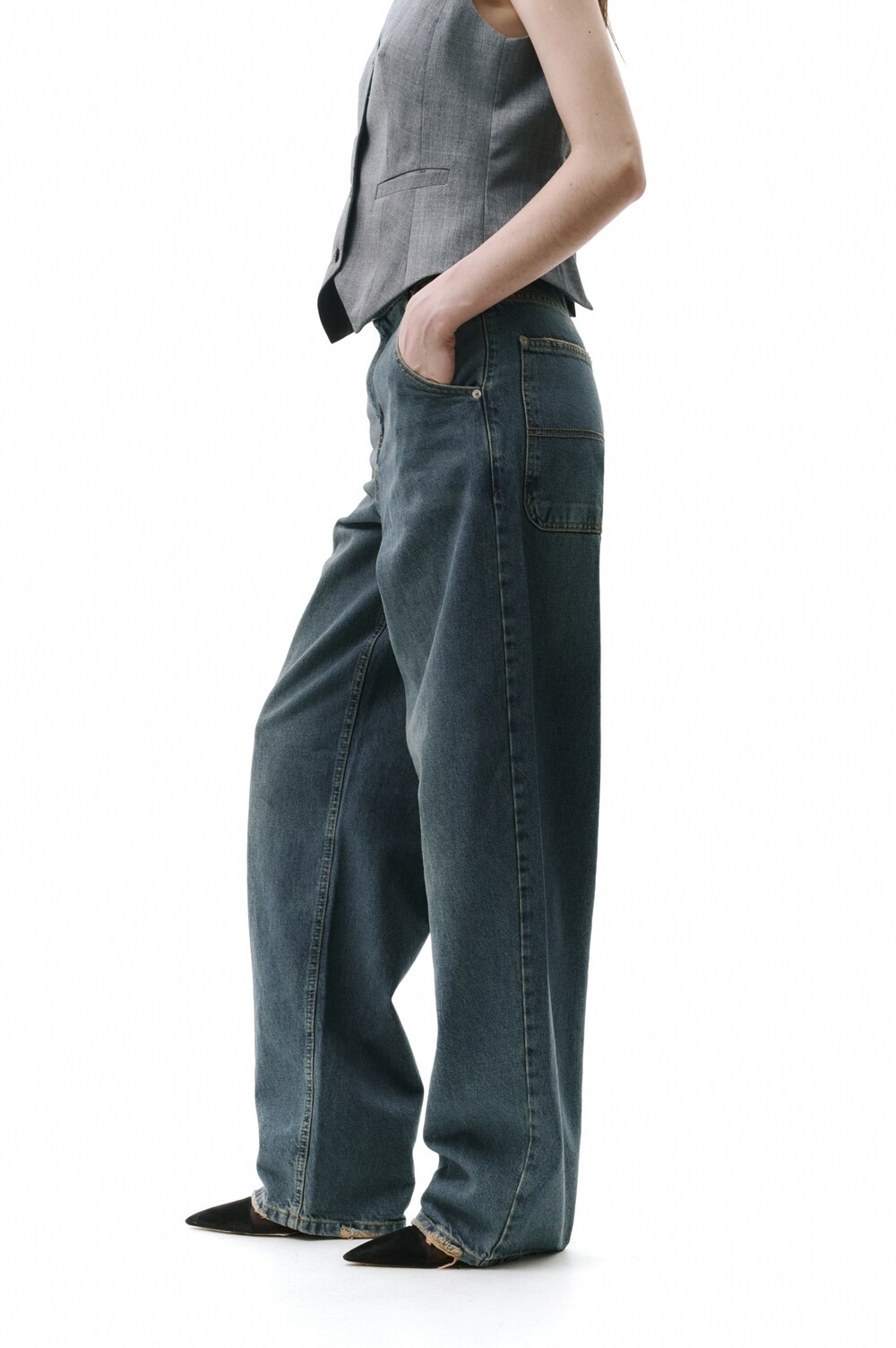 Relaxed jeans with a distressed effect